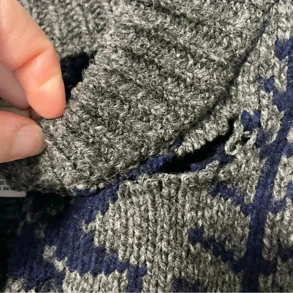 L.L. Bean 100% lambswool snowflakes blue grey  sweater - Picture 4 of 7